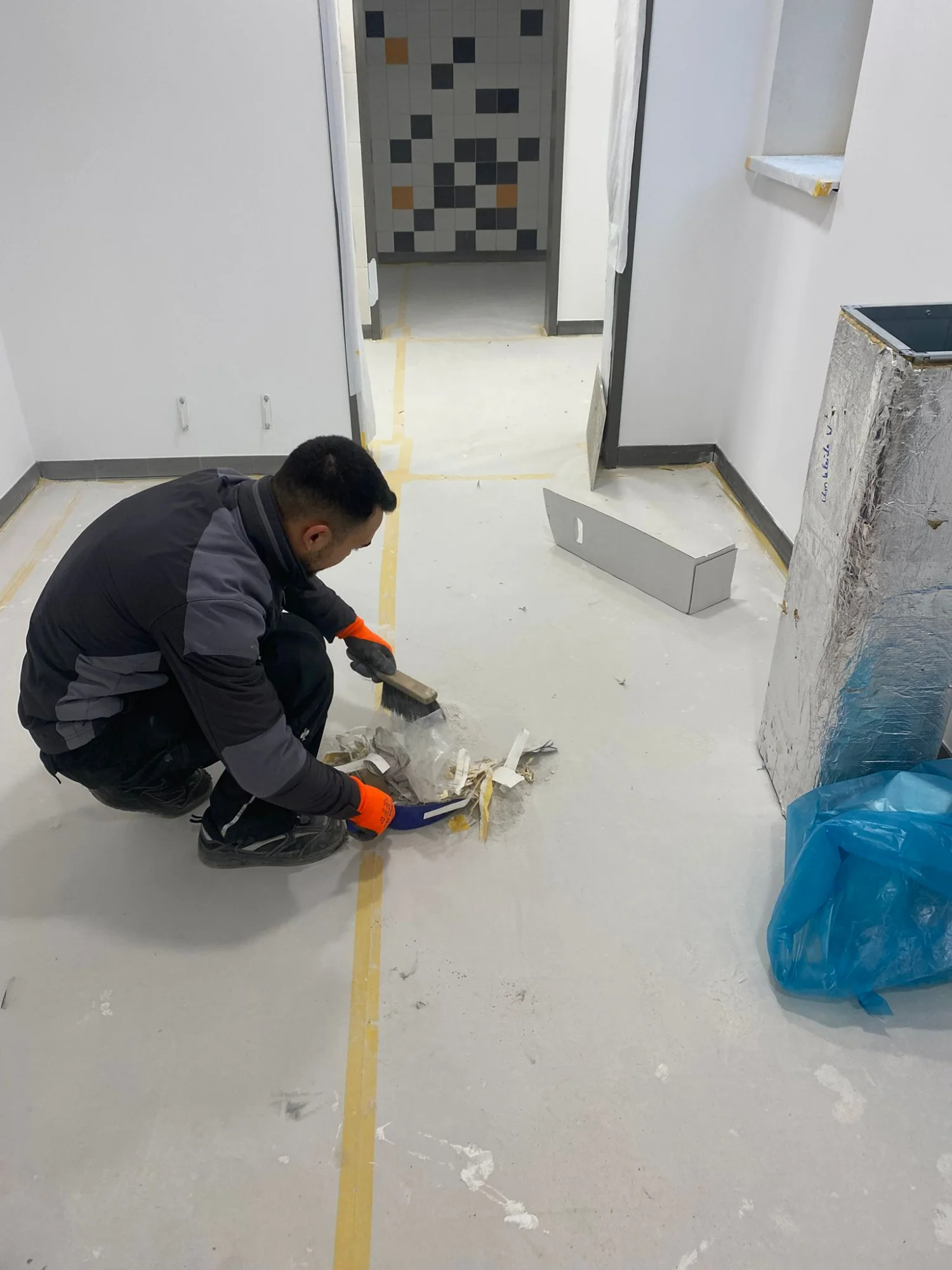 Baureinigung Bodenreinigung durch Mitarbeiter auf Baustelle