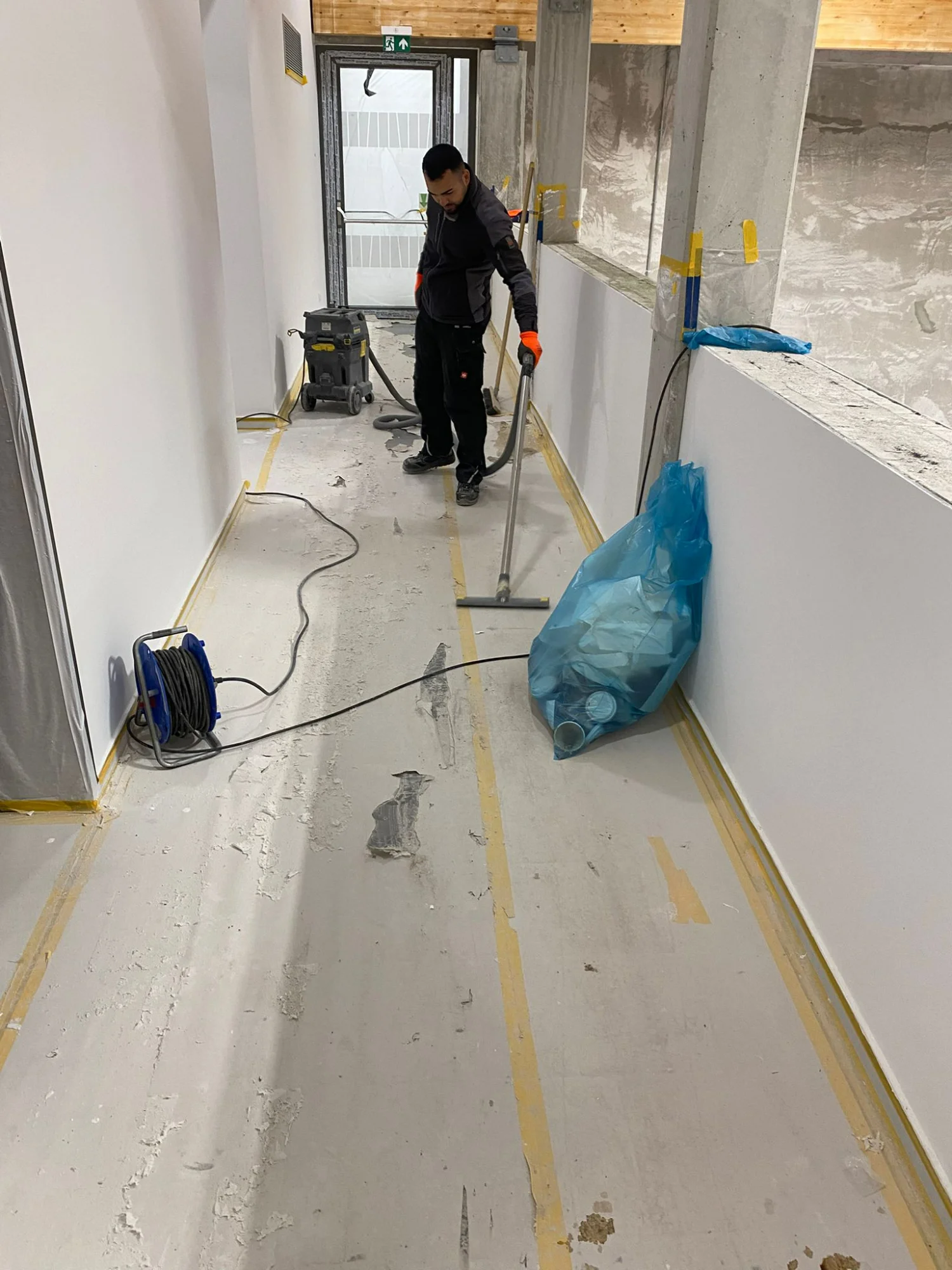 Baureinigung mit Industriesauger im Flurbereich