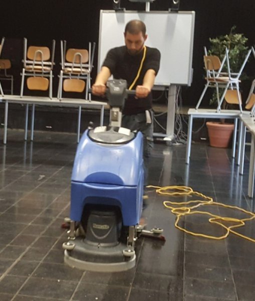 Maschinelle Bodenreinigung in Gewerbefläche