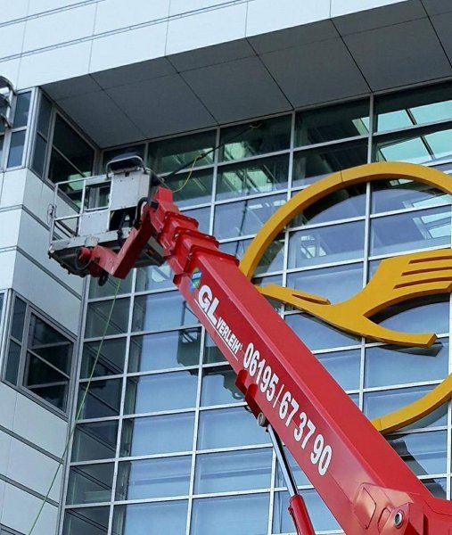 Fassadenreinigung mit Hebebühne an Firmengebäude