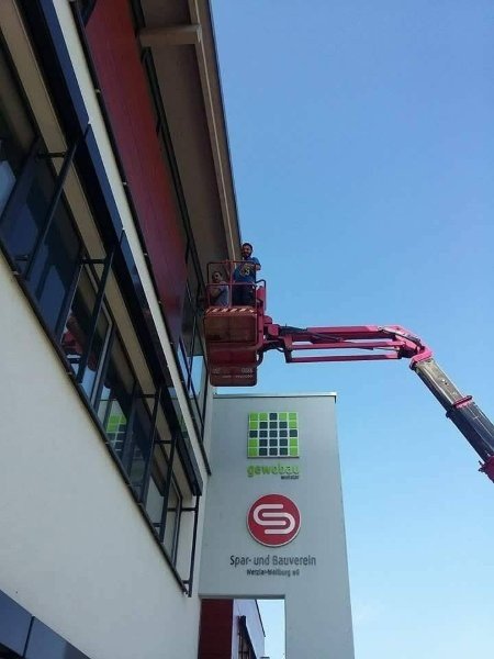 Fassaden- und Glasreinigung mit Hubarbeitsbühne