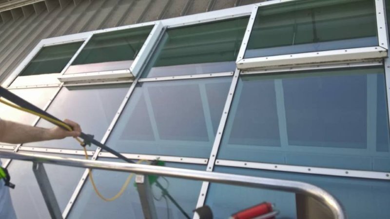 Glasreinigung mit Reinwasser-Teleskopstange