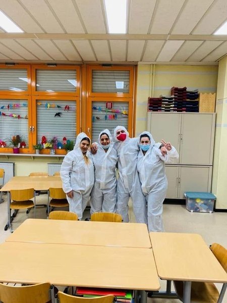 Sonderreinigung Klassenzimmer mit Schutzanzügen